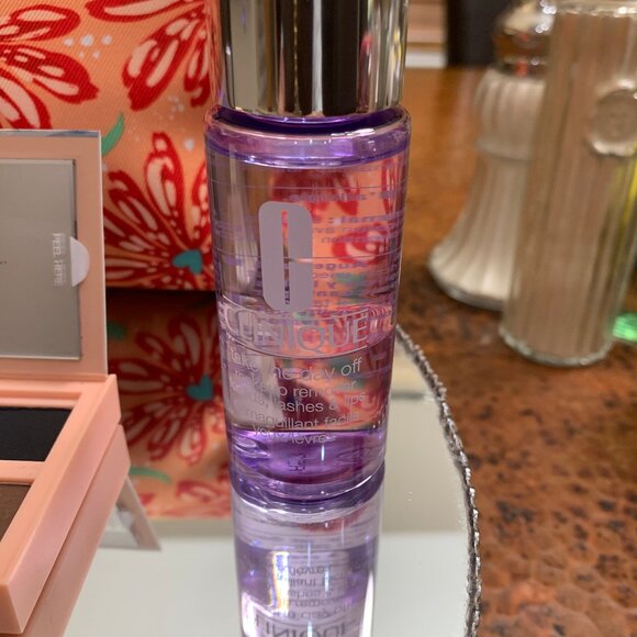 Clinique Eyeshadow-blush, Mascara, Lipstick, makeup remover w/ cosmetic bag - Picture 5 of 6